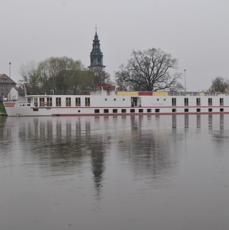 Nie tak dawno zainteresowanie mieszkańców, ale i przejeżdżających przez miasto kierowców wzbudził niemiecki statek Fryderyk Chopin, który zatrzymał się w porcie