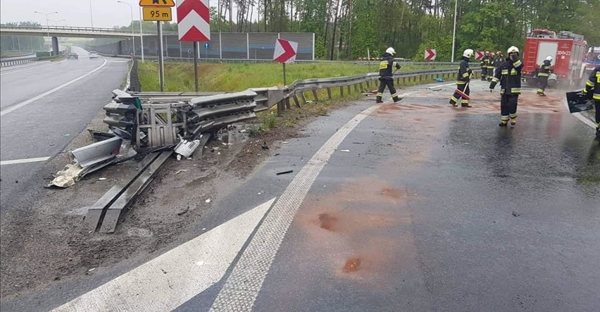 - Samochód uderzył w barierkę. Dwie osoby zostały...