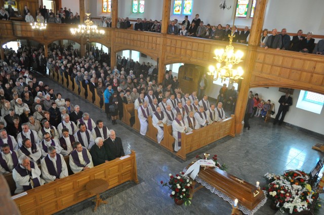 Msza pogrzebowa w kościele św. Stefana w Barwicach