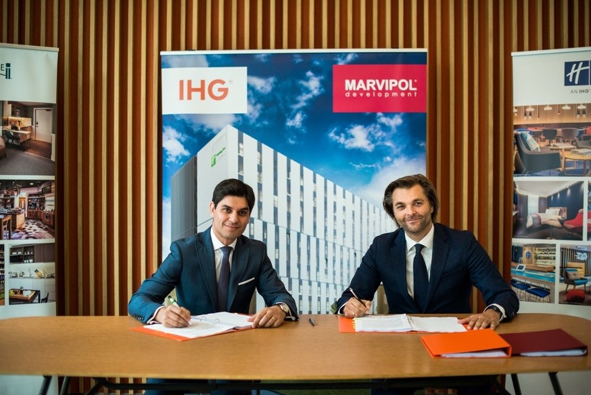 Podpisanie umowy franczyzowej - od lewej: Miguel Martins,...