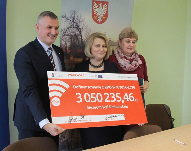 Rafał Rajkowski wraz z beneficjentkami z dumą prezentują otrzymane unijne dofinansowanie na rewitalizację Muzeum Wsi Radomskiej. 