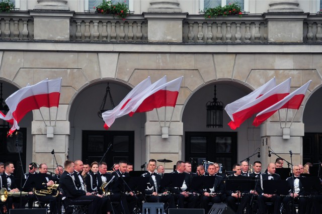 Orkiestra Reprezentacyjna Sił Powietrznych odegra pierwowzór „Mazurka Dąbrowskiego” w wersji z 1800 r., po czym nastąpi złożenie kwiatów w Krypcie Zasłużonych Wielkopolan.