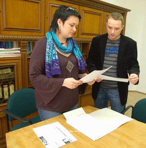 - W punkcie WSHE wprowadza się młodych ludzi w błąd - mówią Aleksandra Bajak i Łukasz Podsiadło.