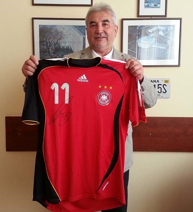 Henryk Zamojski prezentuje oryginalną reprezentacyjną koszulkę Miroslava Klosego, którą przekazał Fundacji Złotowianka.