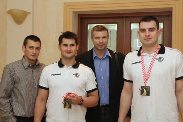 Tort zamówiły władze Kielc, aby podziękować ręcznym piłkarzom za zdobycie brązowego medalu na mistrzostwach świata w Chorwacji.