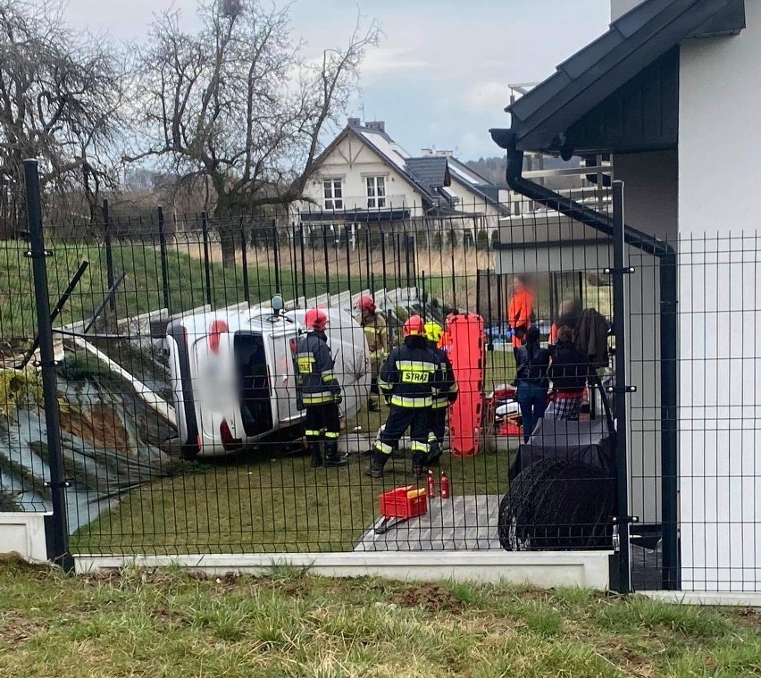 Węgrzce. Śmiertelny wypadek w gminie Zielonki. Kierowca zasłabł za kierownicą, zjechał z drogi i uderzył w ogrodzenie