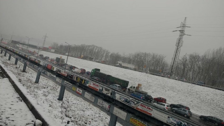 Na S86 w Katowicach zderzyły się mazda, ford, peugeot, na...