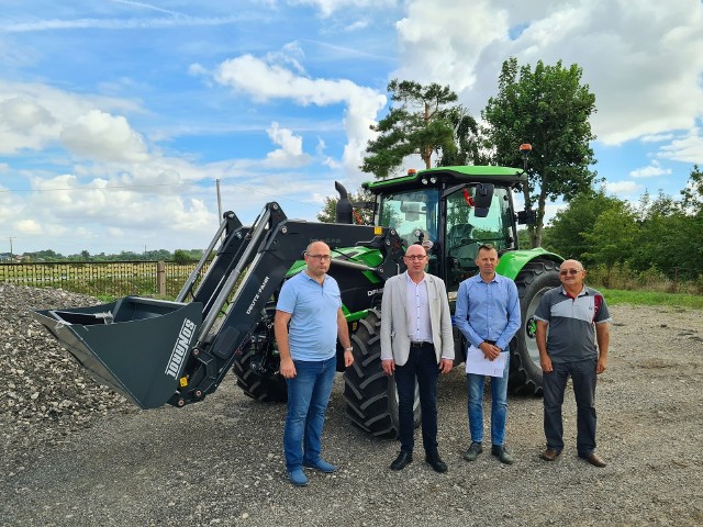 We wtorek 30 sierpnia władze miasta i gmina Wodzisław odebrały nowy ciągnik rolniczy to Deutz-Fahr 6115c. Więcej na kolejnych zdjęciach.