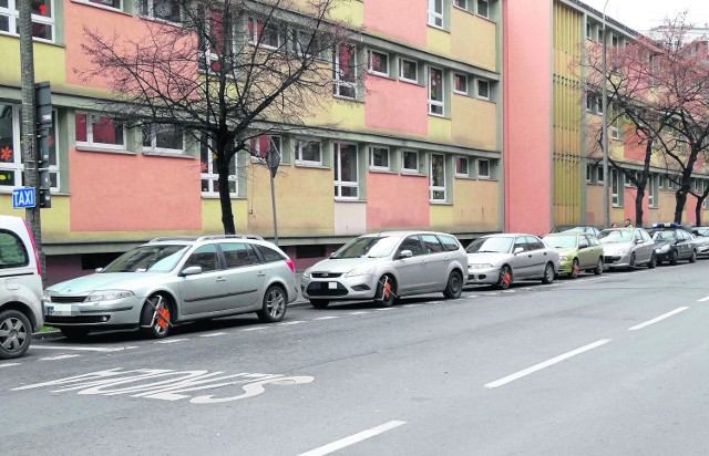 Znalezienie miejsca parkingowego graniczy dzisiaj z cudem. Kierowcy parkują, gdzie się da. A to często kończy się mandatem...