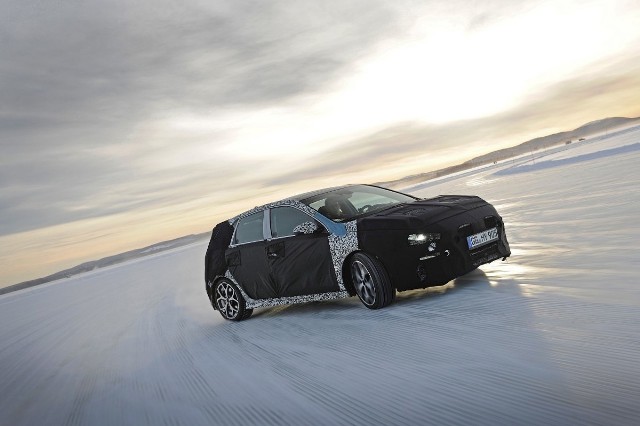 Hyundai prowadzi zimowe testy modelu i30 w wersji N. Auto pojawi się w sprzedaży na rynkach europejskich w drugiej połowie 2017 roku i będzie to trzecie auto w rodzinie i30, po dostępnym już w salonach i30 w wersji hatchback i mającym się pojawić w czerwcu i30 Wagon.