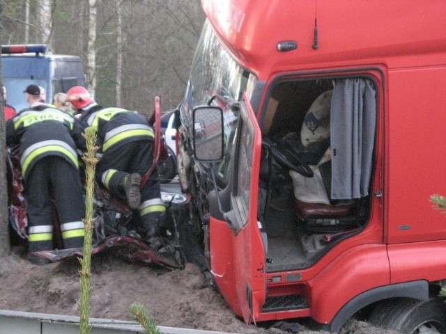 We wtorek pod Dąbiem doszło do makabrycznego wypadku. Zginęło trzech młodych mężczyzn. To kolejna tragedia w tym miejscu, o czym przypomina przydrożny krzyż.