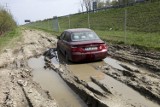 "Błoto czeka na pielgrzymów". Nasi reporterzy utknęli na drodze w Brzegach [ZDJĘCIA, WIDEO]