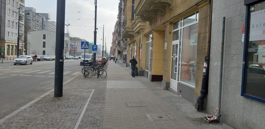 Ul. Piotrkowska, przed siedzibą ZDiT.