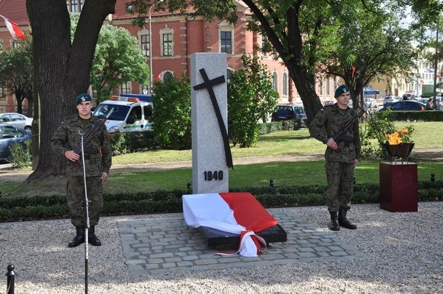 Pomnik ku czci ofiar Katynia odsłonięto na skwerze ks. prałata Zbigniewa Kutzana.