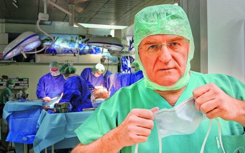 Prof. Jerzy Sadowski zoperował już ok. 12 tysięcy pacjentów....