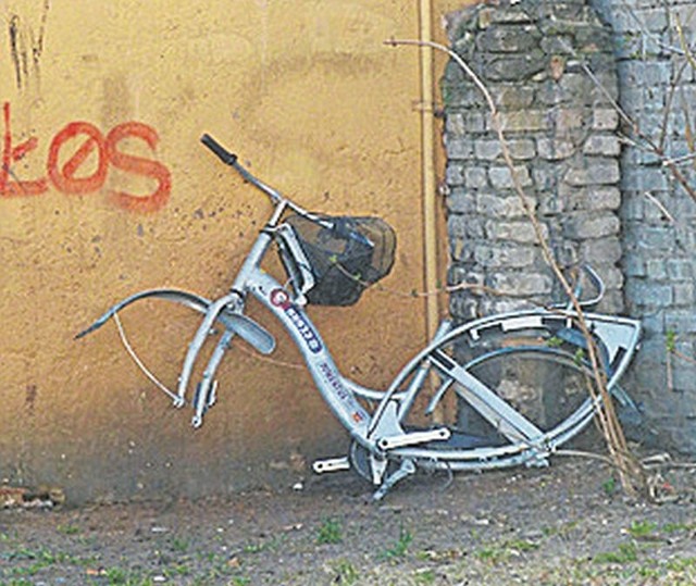 Szczątki roweru miejskiego nr 88932.