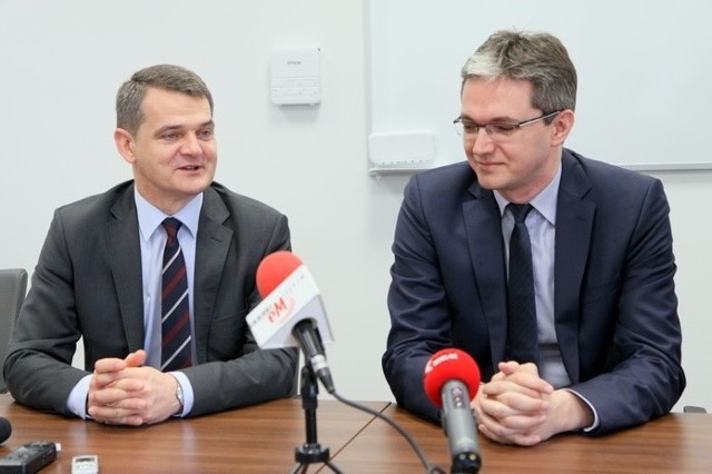 Od lewej: rektor Uniwersytetu Jana Kochanowskiego w Kielcach Jacek Semaniak oraz marszałek Adam Jarubas. 