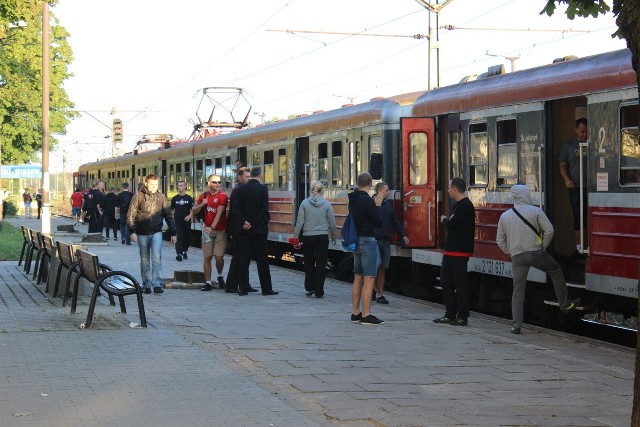 Wyjazd pociągu z kibicami Widzewa na mecz ze Ślaśkiem za stacji Łódź Widzew