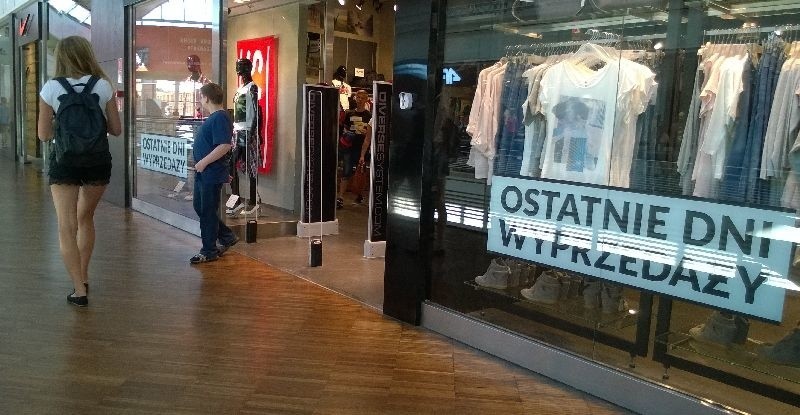 Szał wyprzedaży: T-shirty za grosze, spodnie za pół ceny!