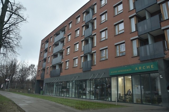Fasada niższego budynku condohotelu przy ul. Matejki. Wyższe stoją za nim.