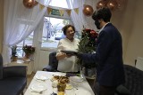 Kazimiera Sieczkowska z Domu Seniora w Kozienicach obchodziła 90 urodziny. Burmistrz złożył jej życzenia [ZDJĘCIA]