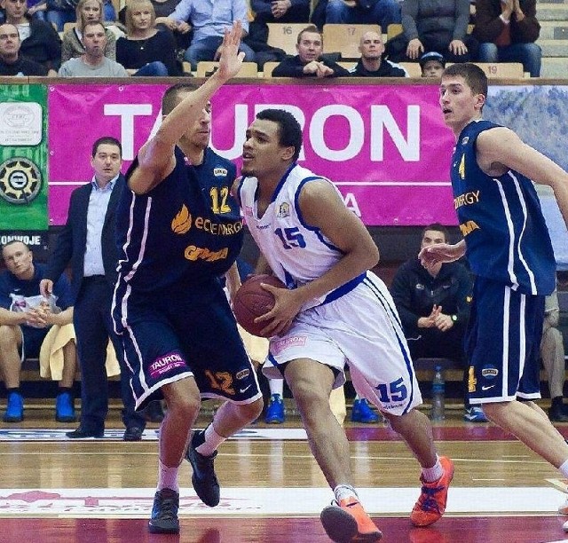Koszykarze Jeziora Tarnobrzeg (z piłką Xavier Alexander) rozpoczną drugi etap rozgrywek od piątkowego meczu ze Startem Gdynia.