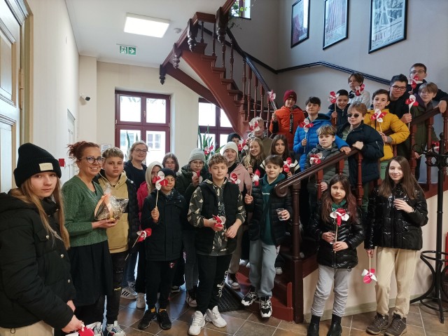 Uczniowie klasy VIC ze Szkoły Podstawowej nr 13 odwiedzili redakcję Gazety Lubuskiej z życzeniami świątecznymi