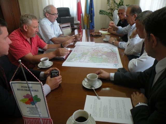 W białobrzeskim Starostwie Powiatowym odbyło się spotkanie dotyczące koncepcji budowy zalewu w Białobrzegach. 