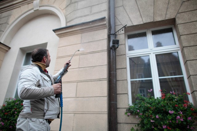 Opolska firma zaproponowała urzędowi miasta zastosowanie innowacyjnej metody usuwania mchów i brudu ze ścian. Prace rozpoczęły się w środę.