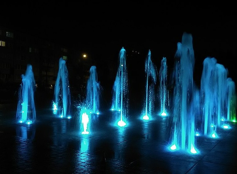 Na zdjęciu podobna podświetlana fontanna z parku Rataje w...
