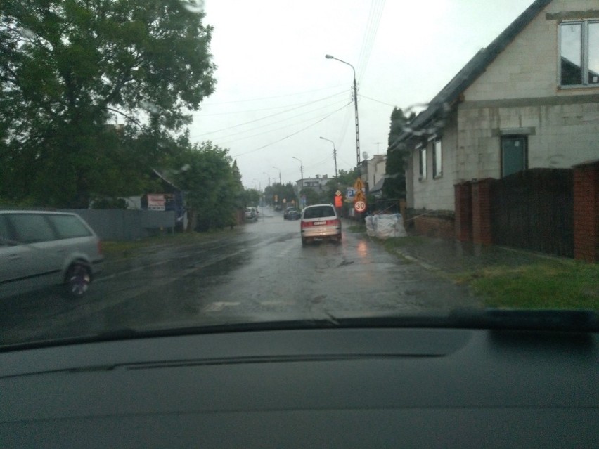 Burza w Radomiu! Grad spadł z nieba, ogromna ulewa zalała ulice, kanalizacja nie odprowadza deszczu. Zobacz wideo i zdjęcia