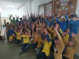 Zespół Szkół w Zabłudowie. Uczniowie założyli niebiesko-żółte ubrania na znak solidarności z Ukrainą (zdjęcia)