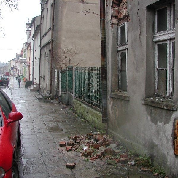 Niedawno znikły taśmy odgradzające  kamienicę od ulicy. To nie oznacza, że zrobiło  się bezpieczniej. Parkowanie tutaj to spore  ryzyko.