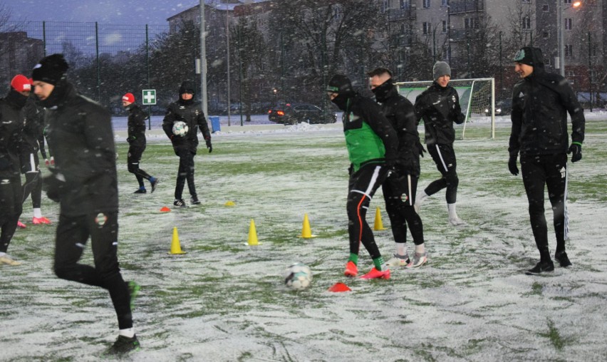 Aż 38 zawodników, w tym sześciu bramkarzy zjawiło się  na...