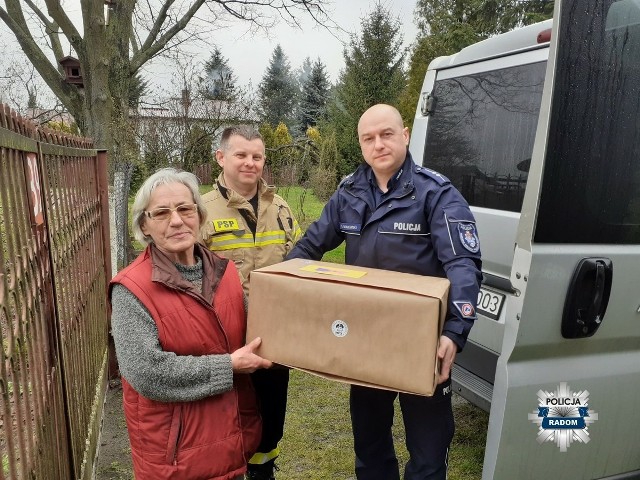 Policjanci i strażacy z Radomia przekazali mieszkańcom miasta wielkanocne paczki.