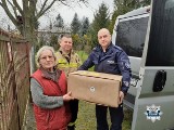 Funkcjonariusze radomskich służb przekazali wielkanocne paczki mieszkańcom miasta