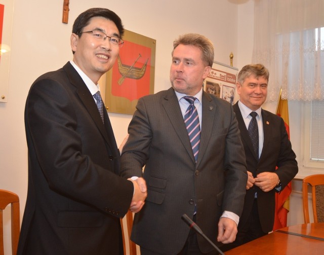 Od lewej: wiceprezydent Chengdu Zhu Zhihong, wiceprezydent Łodzi Marek Cieślak i marszałek województwa łódzkiego Witold Stepień