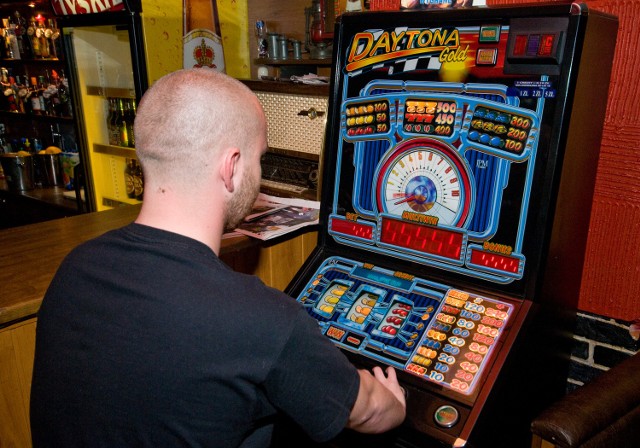 Automaty do gier są w niejednym koszalińskim pubie; lokal, w którym jest do trzech automatów to nie salon gier, a zwykły pub.