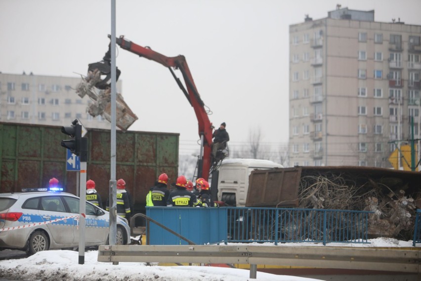 Wypadek w Świętochłowicach. Ciężarówka ze złomem wywróciła...