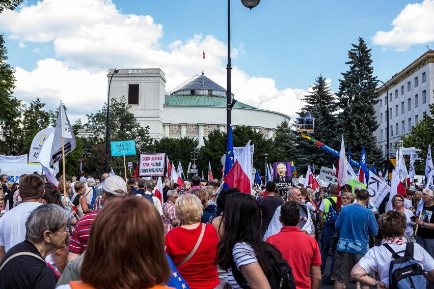 Protest przed Sejmem ws. zmian w sądownictwie [ZDJĘCIA] Demonstracja KOD i Obywateli RP w Warszawie