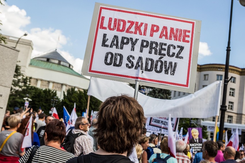 Protest przed Sejmem ws. zmian w sądownictwie [ZDJĘCIA] Demonstracja KOD i Obywateli RP w Warszawie