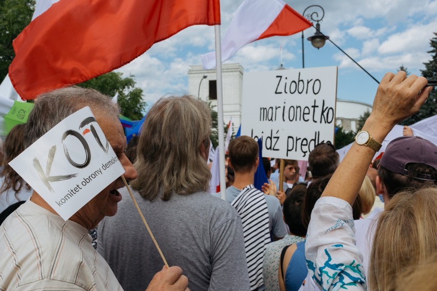 Protest przed Sejmem ws. zmian w sądownictwie [ZDJĘCIA] Demonstracja KOD i Obywateli RP w Warszawie