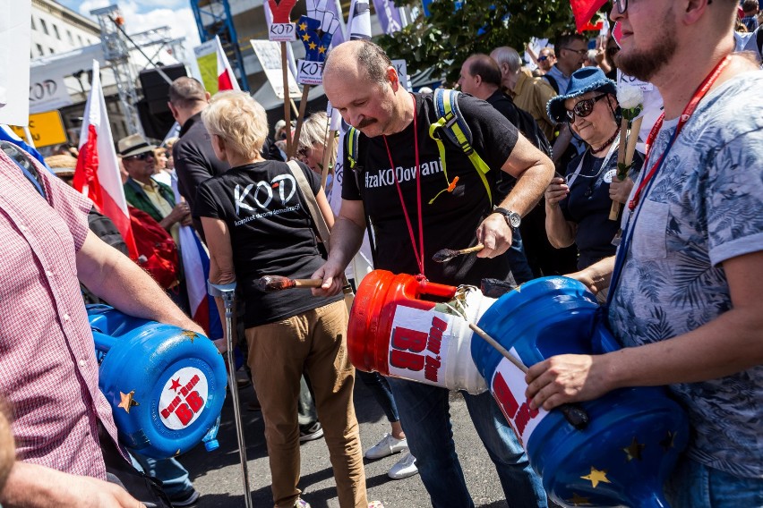 Protest przed Sejmem ws. zmian w sądownictwie [ZDJĘCIA] Demonstracja KOD i Obywateli RP w Warszawie