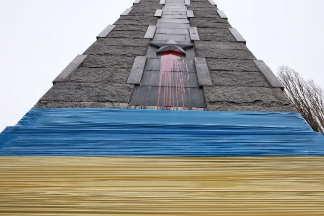 Ktoś okleił obelisk na Cytadeli w Poznaniu folią w kolorach flagi Ukrainy. Pojawiła się też "okolicznościowa" tabliczka.Przejdź do kolejnego zdjęcia --->