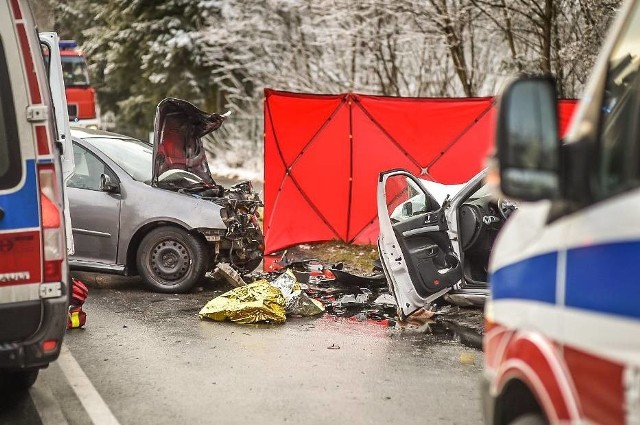 W zderzeniu dwóch aut zginęło 11 miesięczne dziecko, a 3 osoby są ciężko ranne.