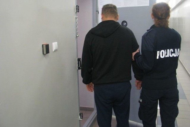 Prudniccy kryminalni zatrzymali 5 mężczyzn, którzy ukradli paliwo wartości blisko 10 000 złotych. Zatrzymani mają od 18 do 39 lat.