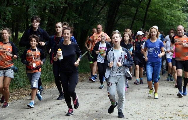 Charytatywny bieg Parkrun po lesie rudnickim w Grudziądzu. Biegacze pomagali Rafałowi, którego dobytek spłonął [zdjęcia]