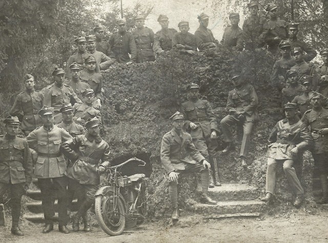 Pamiątkowe zdjęcie toruńskich Baloniarzy (maj 1921 roku) przed parkową grotą, która zachowała się do dzisiaj.