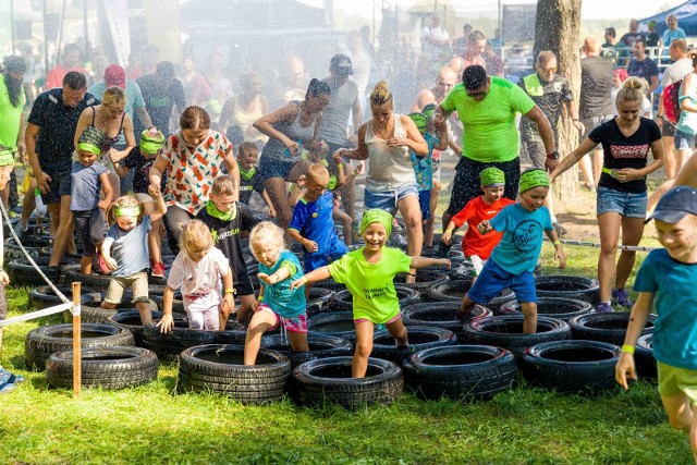 Na plaży miejskiej na Dojlidach w niedzielę mali bohaterowie mieli swój wielki bieg Hero Run Kids. Odbyły się trzy biegi w kategorii dzieci 4-7 lat, 8-11 lat, 12-15 lat. W tych zawodach można było się wybrudzić. Mali zawodnicy mieli do pokonania wiele ciekawych przeszkód. Zobaczcie jak było na trasie.