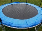 Chełm. 3-letnie dziecko wpadło w otwór trampoliny na sali zabaw